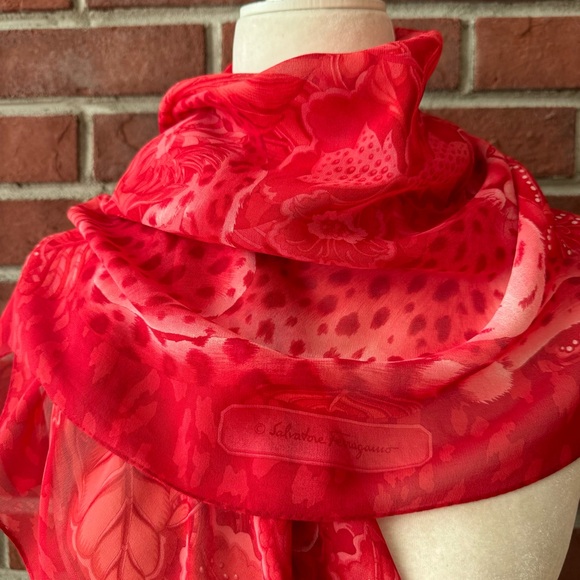 •Salvatore Ferragamo Signed Red 100% Silk Animal Graphic Scarf Made In Italy - Picture 14 of 14